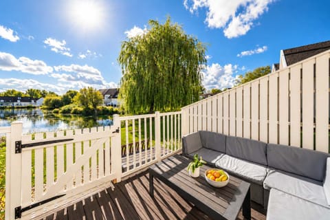 Alfresco lakeside living at its best.