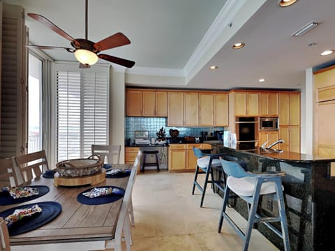 Breakfast Area and Kitchen