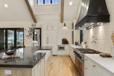 Fully equipped kitchen with skylight and breakfast bar seating for 4.