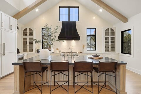 Kitchen Breakfast Bar with seating for 4 people