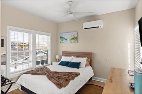 Queen Bed w/ all Linens provided