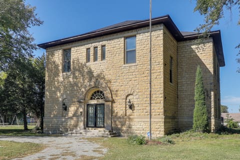 Florence Vacation Rental | 4BR | 5.5BA | Stairs Required | 5,572 Sq Ft