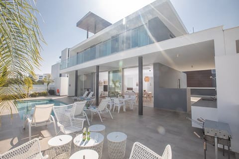 Villa Nisha, Stunning 4BDR Protaras Villa, Close to Fig  Tree Bay Beach