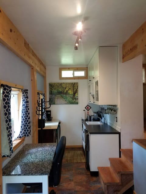 Fully equipped kitchen, induction cooktop.