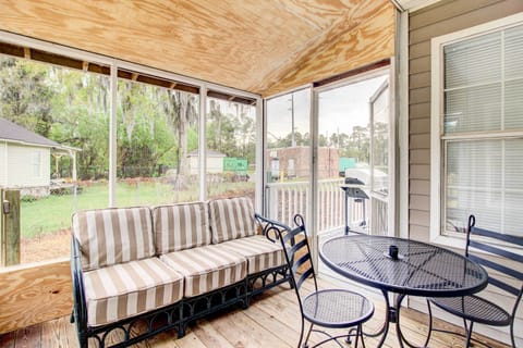 Screened Porch & Outdoor Dining Area | Gas Grill