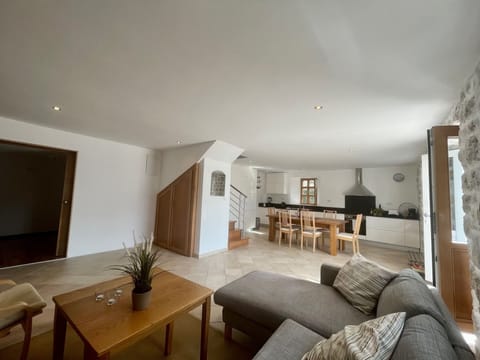 Open space between lounge and kitchen