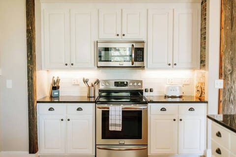 Where culinary dreams come true: this kitchen is fully equipped with everything you need to create delicious meals and lasting memories.