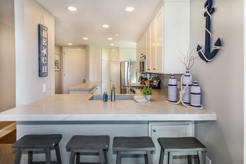 4 additional spots at the bar for younger guests or quick bites