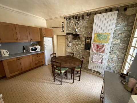 A modern kitchen: Induction hob, fridge/freezer, Oven, dishwasher and utensils