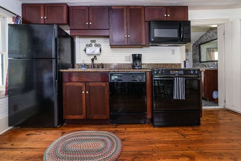 Fully equipped kitchen with dishwasher and coffee maker