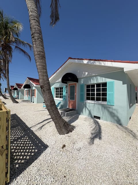 Beach bungalow with 2 parking space