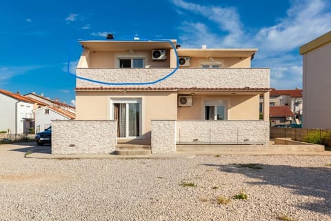 House with private parking in a peaceful setting, perfect for a relaxing holiday.