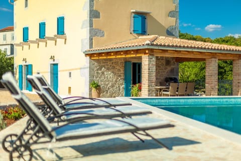This beautiful villa with a pool in a peaceful environment offers a comfortable getaway with modern loungers, spacious garden, and summer kitchen for a perfect relaxing experience. Away from the crowds, with private parking and an idyllic ambiance, it's ideal for escaping everyday life.