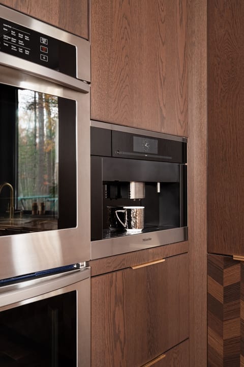 Miele coffee machine makes expresso, lungo, cappuccino, latte, macchiato 