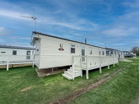 Discover the perfect base for your next UK holiday in this lovely 6 berth caravan located on Manor Park Holiday Park, Hunstanton, and explore the stunning Norfolk coast.