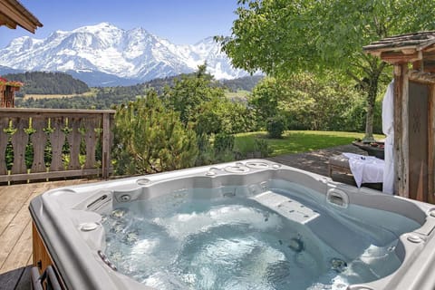 Ground floor, outside - Ideally located, the jacuzzi can accommodate up to 8 people.