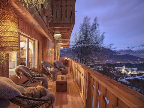 Ground floor, exterior - Extend your evenings on the balcony while admiring the Arve Valley.