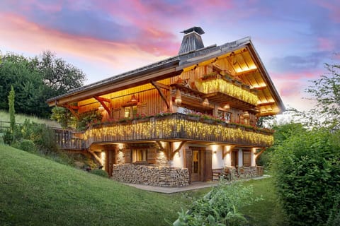 Garden, exterior - In summer, the façade lighting complements the ambient lighting on the terrace.
