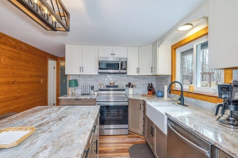 Electric range and stove equipped with Air Fryer function. Coffee station includes Ninja dual-brew coffee maker system (K-pods or grounds, pour over (chemex style), K-pod selection, regular and decaf grounds, electric kettle, tea, and hot cocoa.