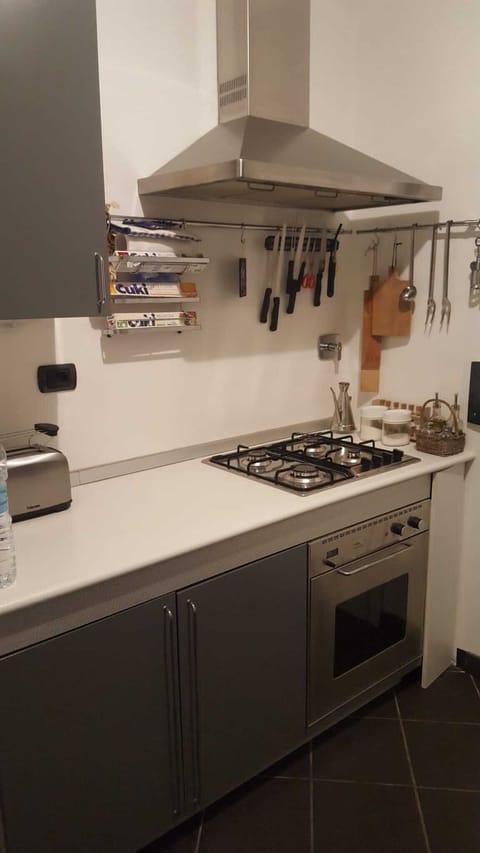 CUCINA fornelli a gas lavastoviglie frigorifero forno elet. e micr lavatrice.
