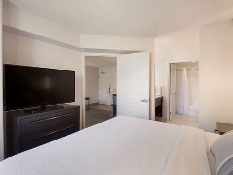 Unit with King size bed. Exact unit will be assigned upon arrival. Views, colors and decor may vary.