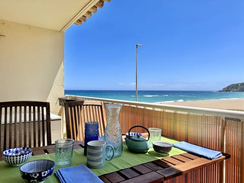 First line apartment. Capacity 5 people.Parquing-WIFI-PALS-COSTA BRAVA