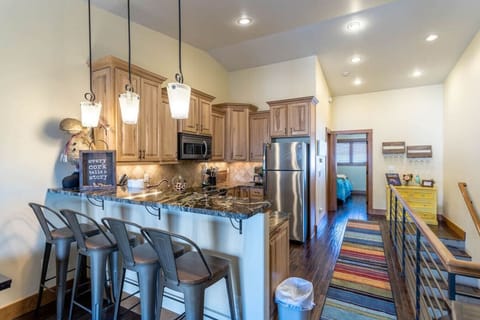 Additional 4 chairs at the counter