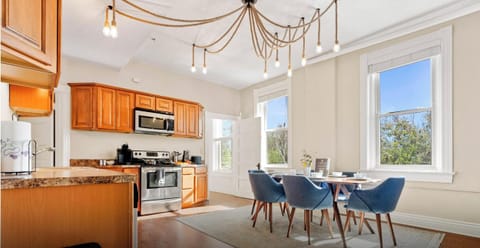 A sunny, welcoming space that’s perfect for a Kentucky vacation. Gather, dine, and plan your excursions in a place that feels just like home.