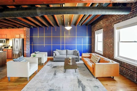 Perfect for any group size, from solo explorers to families and friends, this comfortable Louisville apartment is your gateway to the city's top sights and the rich flavors of Kentucky bourbon. Unwind in comfort after your day's adventures!