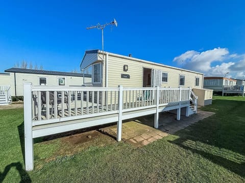 Situated conveniently close to the famous Hunstanton beach, this lovely dog-friendly, 6 berth caravan with decking is the perfect base for seaside adventures along the Norfolk coast.