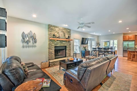 Living Room | 1st Floor | Central Heating & A/C | Free WiFi