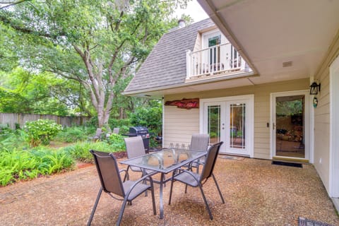 Gulf Breeze Vacation Rental | 2BR | 2.5BA | Stairs Required | 1,250 Sq Ft