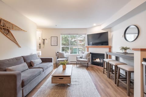 Living area: Queen sofa bed, Smart TV