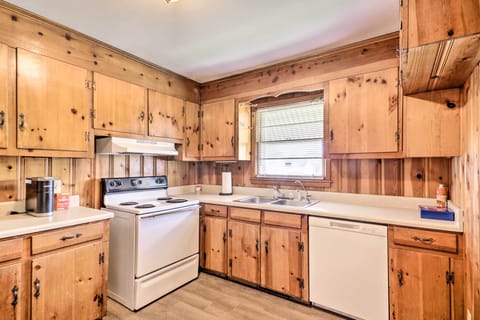 Kitchen | Cooking Basics | Coffee Maker | Paper Towels/Trash Bags Provided