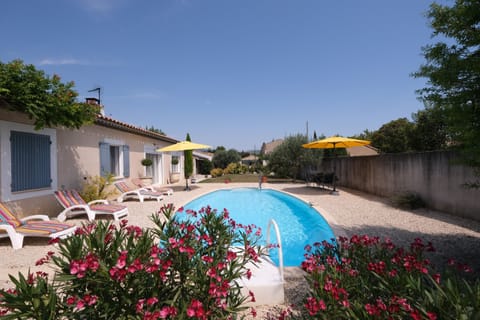 Holiday rental L'ISLE-SUR-LA-SORGUE, villa for rent with all comfort, garden, 4 people. Online reservation with Plaisirs & Maisons de Provence
