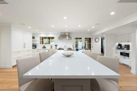 Large kitchen peninsula with seating for 6. The perfect place to gather for breakfast