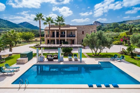 Rustic finca in Alcudia with pool and terraces