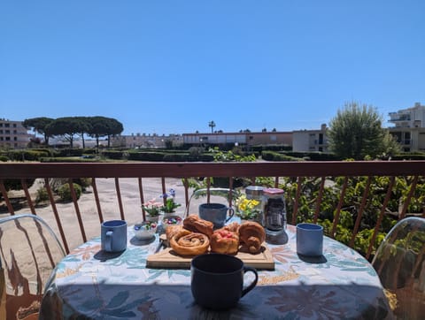 Carefully furnished balcony, equipped with all the necessary amenities to fully enjoy the outdoors