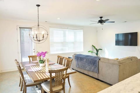 Modern Midtown home with 3 king beds House in Memphis