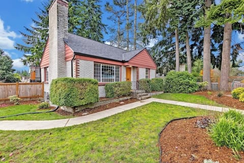 Experience the perfect blend of modern comfort and classic charm in our beautifully renovated 3 bedroom home in West Seattle. Step inside and be greeted by a bright and spacious living area, complete with sleek finishes, cozy furnishings, and all the