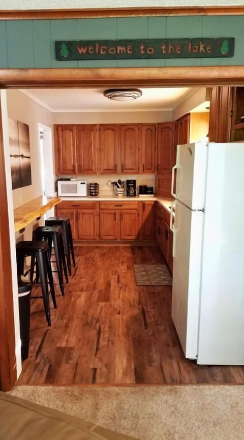 Full kitchen with breakfast bar