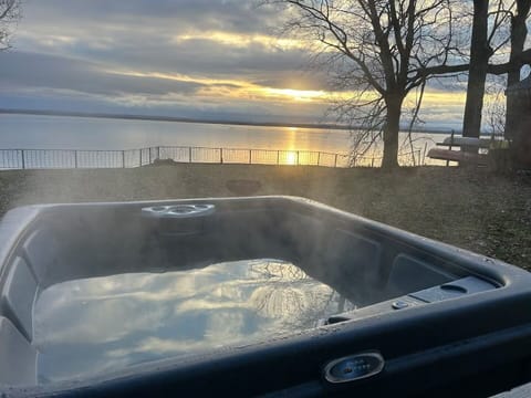 Outdoor spa tub