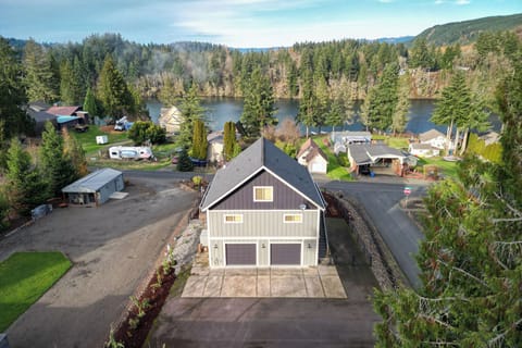 Views of Mayfield Lake and 1 block from the marina