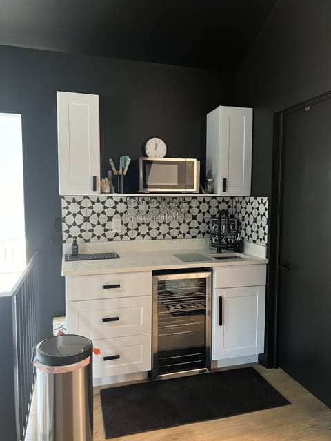 Wet bar - Upper level