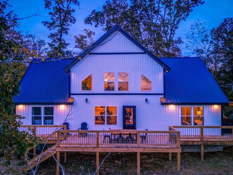 New! Stunning Nolin Lake Luxury Home!