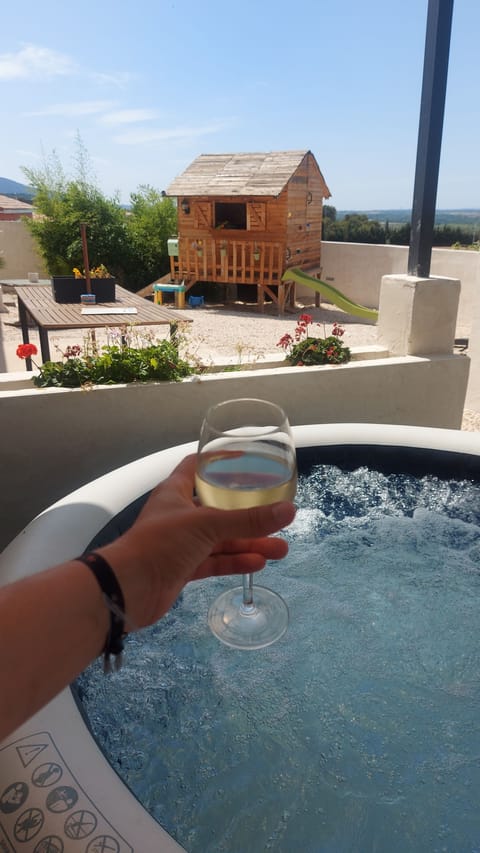Outdoor spa tub