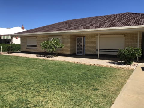 500 metres from beach, jetty & SplashTown. FREE WiFi. Ducted aircon in each room