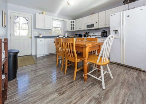 Schooner Bay House House in Trenton