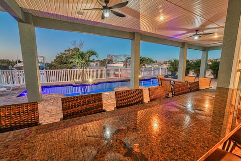 Bar with access to the inside and outside