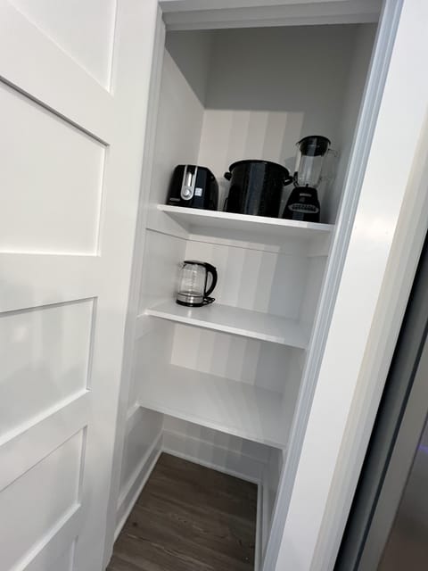 Kitchen Pantry
-toaster
-lobster pot
-electric kettle
-blender
-air fryer